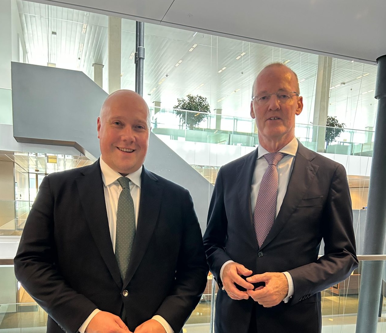 Klaas Knot en staatssecretaris Thierry Aartsen